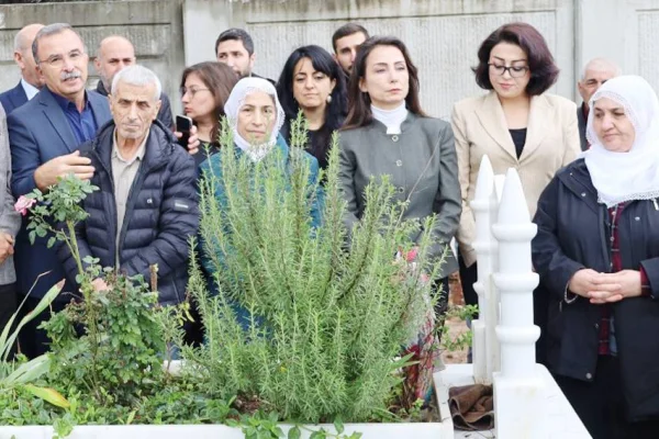 Poyraz ve Tanhan'ın mezarlarını ziyaret