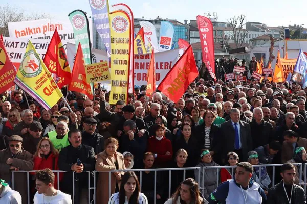 Faşizmin tam karşısındayız
