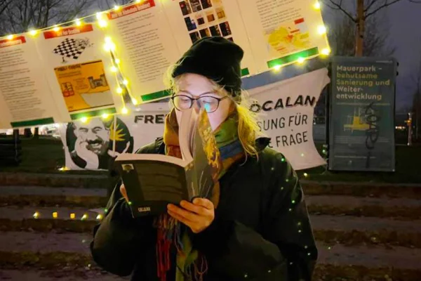 Dünya kitaplarını okuyor