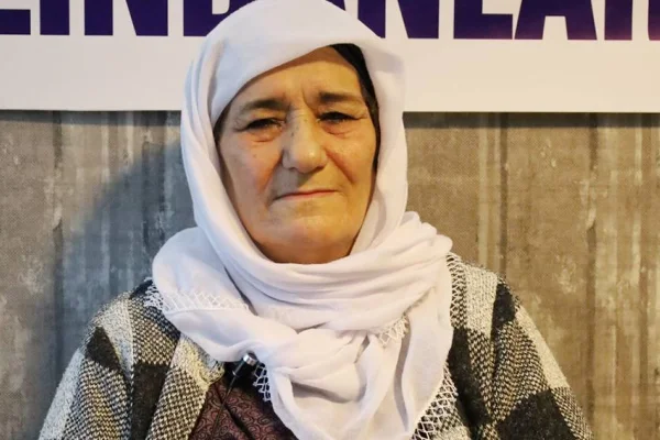 Kızıyla birlikte direniyor