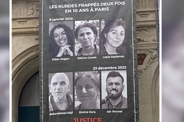Paris’te şehitlerin posteri