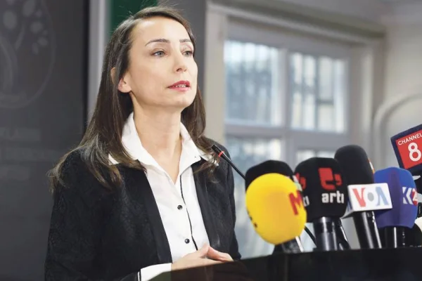 Sahte rüzgarınızla sarsılmayız