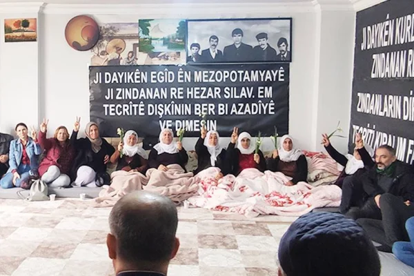 Tutsak yakınları nöbeti bırakmıyor