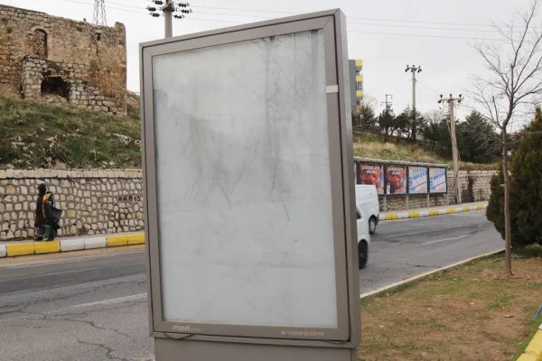 Kayyum billboardları kapattı