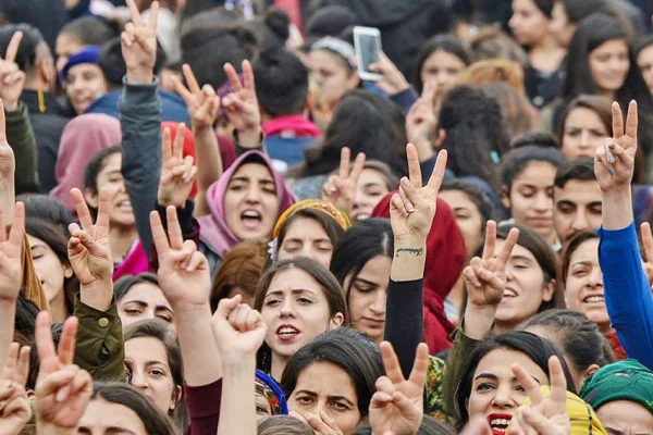 Halk, kolpacılara geçit vermez