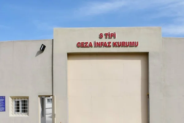 'Sayın Öcalan' için hücre cezası
