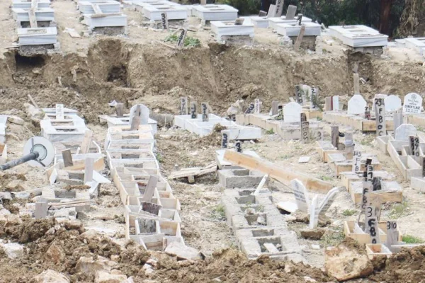 Mezar taşları bir yıldır isimsiz