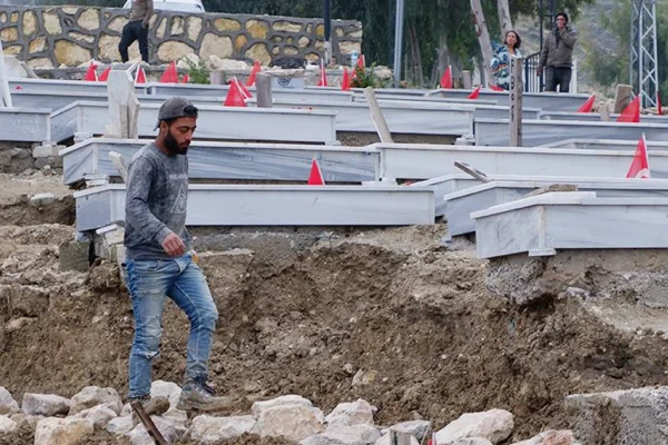 Çöken mezarlıkta ayrımcılık: Suriyeliler ayrı parsellerde!