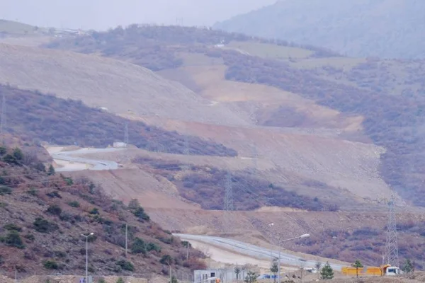 İşçiler incelerken dinamit patlatıldı