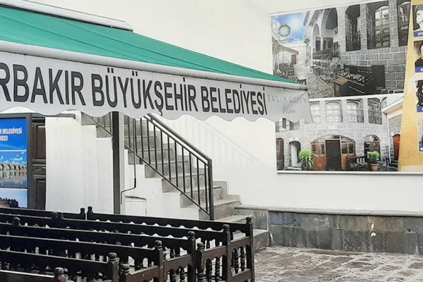Dengbêj Evi’ni hortumladılar