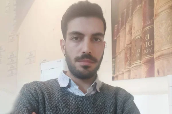 Kendini Esat Oktay sanıyor