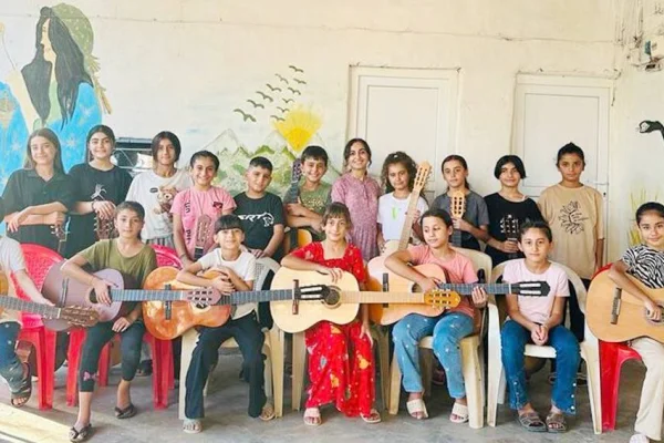 Çocuklara gitar, erbane, darbuka