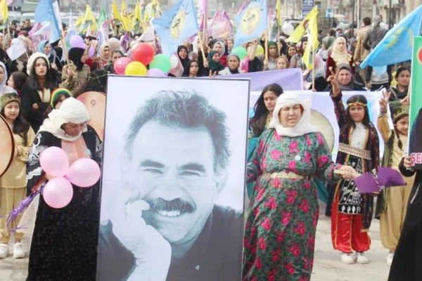 DAİŞ’in kara çarşafı yok, çiçekli fistanlar var