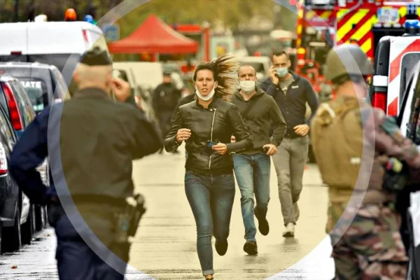 Paris'te bıçaklı saldırı