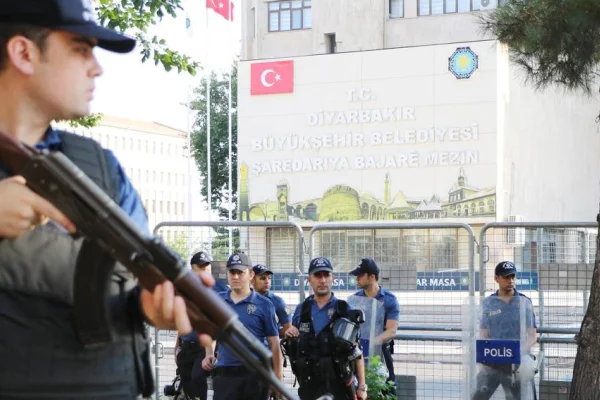 Belediyeyi AKP binasına çevirdiler