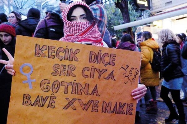 İstanbul sokakları mora boyandı