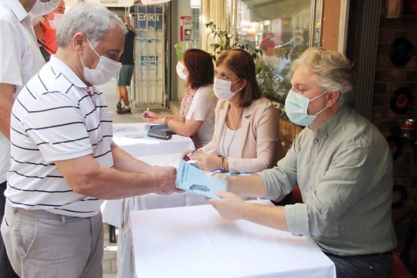 'Yıkılacak Duvarlar' kitabı için imza etkinliği