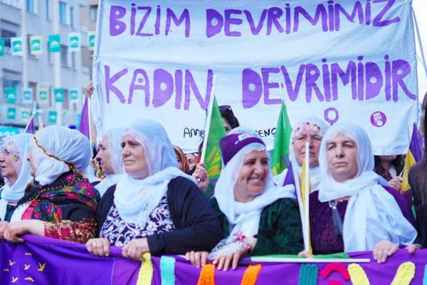 Nöbeti devralan kadınlar
