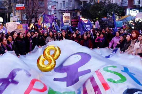8 Mart’a bakarken