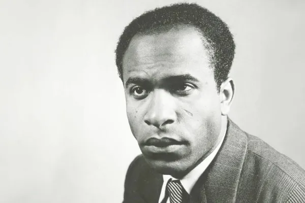 Devrimci yabancı Frantz Fanon
