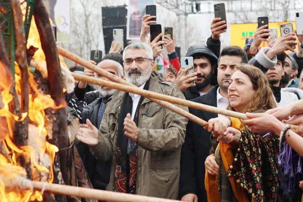 Newroz ateşi yakıldı