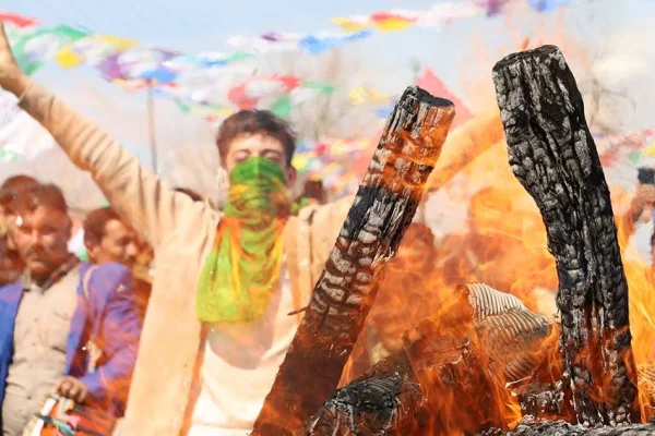 Newroz ateşi özgürlük yolunu aydınlatıyor