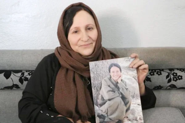 Leyla’nın gözlerinden öpüyorum