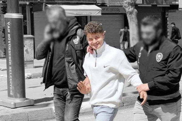 Aşk olsun sana gülüşünde umudu ve direnişi demleyen çocuk