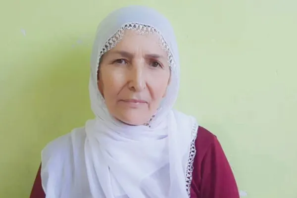 Bir kadın, iki uzak sürgün