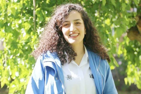 Karanlığı çiçeklerle aydınlattı
