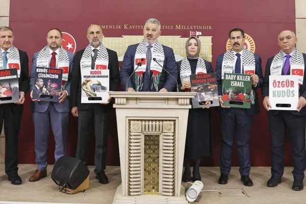 Kurtla yiyor, çobanla ağlıyor!