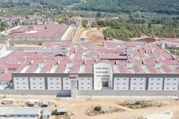 Tahliyesi ertelenen tutsağa ‘karikatürle hakaret' davası
