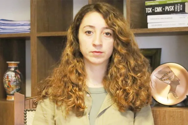 Kendini ele verdi