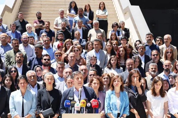 Halkın geleceğini de çaldılar
