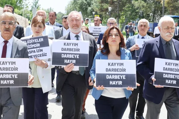 Vekiller Adalet Bakanlığına yürüdü