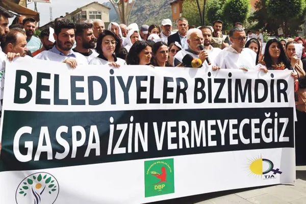 Miting öncesi demokrasi yürüyüşü