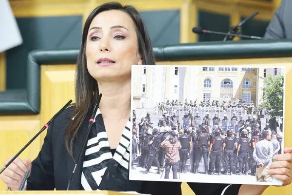 Darbecilerin paltosundan çıktınız