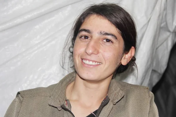 Yüzünü ilk gördüğü dağlara döndü