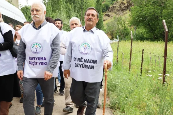 Xale Şevket bastonuyla yürüdü