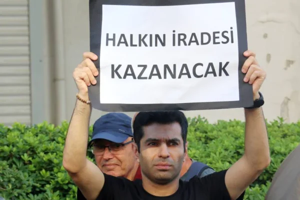 Şapa oturdular, masaya da oturacaklardır