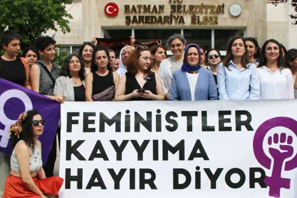 Feministler kayyum tahribatlarını yerinde gördü
