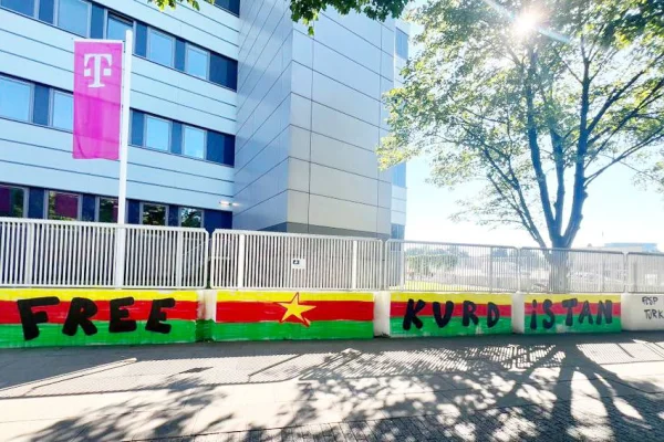 FC St. Pauli taraftarları: Free Kurdistan