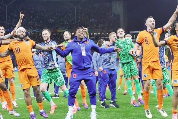 Hollanda faşistlere çıkışı gösterdi