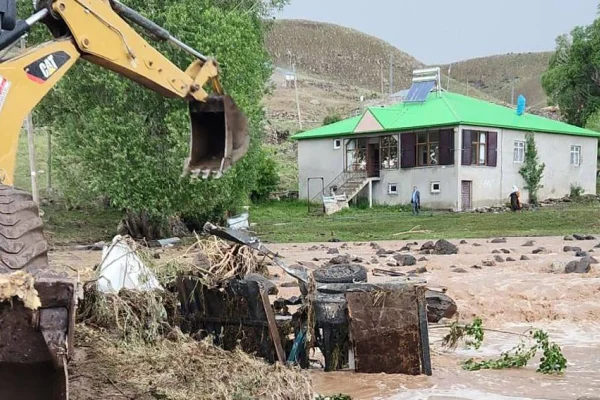 Serhed kentlerini sel vurdu