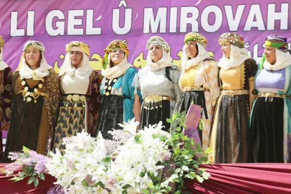Sahnedeki mutlu kadınlar