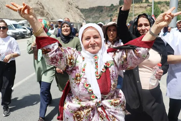 El ele, kol kola yürüdüler