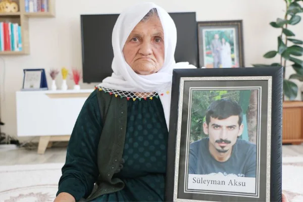 Mezar başında nöbet tutuyor