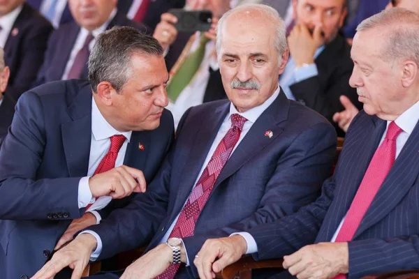 Ecevit trajediydi, Özel traji-komedi