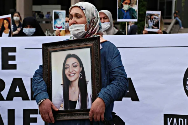 Her kadın öldüğünde kızının mezarına gidiyor