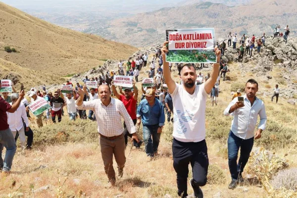 Köylü yaylasına sahip çıkıyor